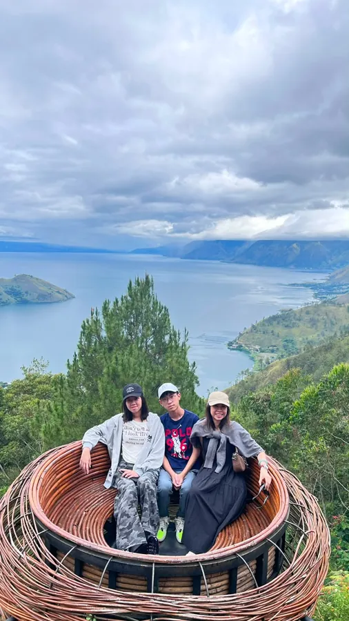 Momen perjalanan dengan panorama danau — dokumentasi Wijaya Rent Car