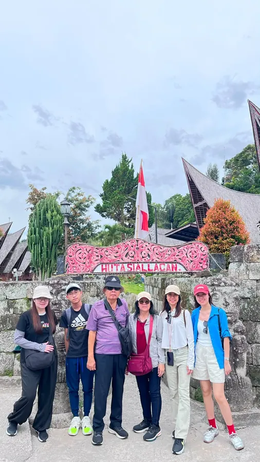Foto bersama peserta perjalanan — dokumentasi Wijaya Rent Car