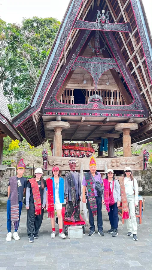 Kebersamaan di depan rumah adat — dokumentasi Wijaya Rent Car