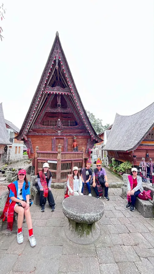 Momen kunjungan wisata budaya — dokumentasi Wijaya Rent Car