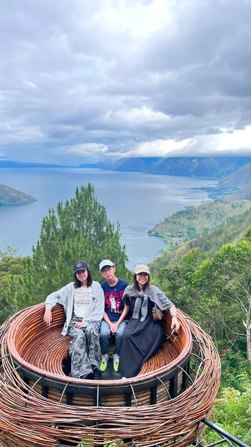Kenangan bersama di tepi danau — dokumentasi Wijaya Rent Car
