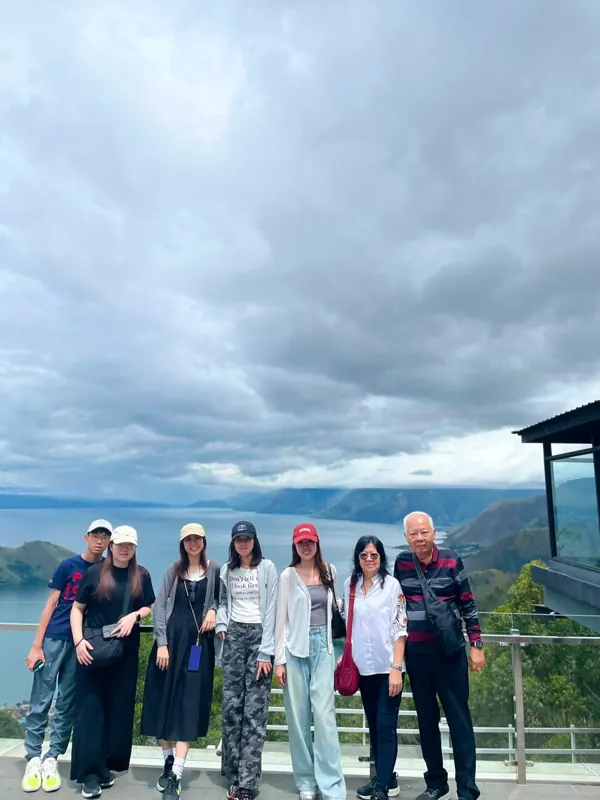 Foto rombongan dengan latar danau — dokumentasi Wijaya Rent Car
