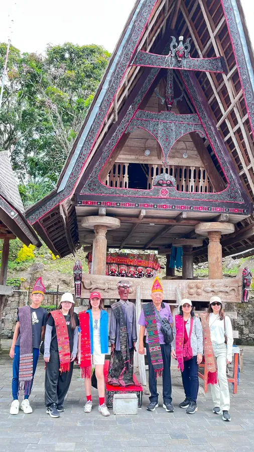 Foto bersama di lokasi wisata — dokumentasi Wijaya Rent Car