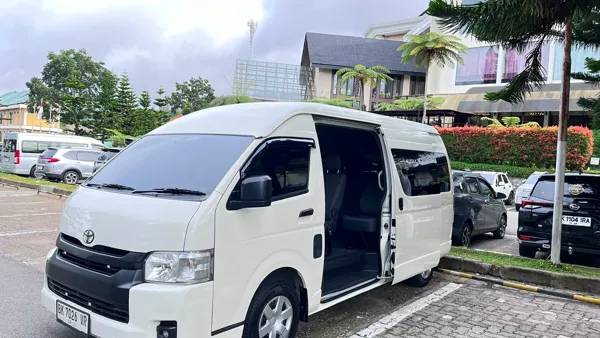 Armada Hiace untuk perjalanan rombongan — dokumentasi Wijaya Rent Car