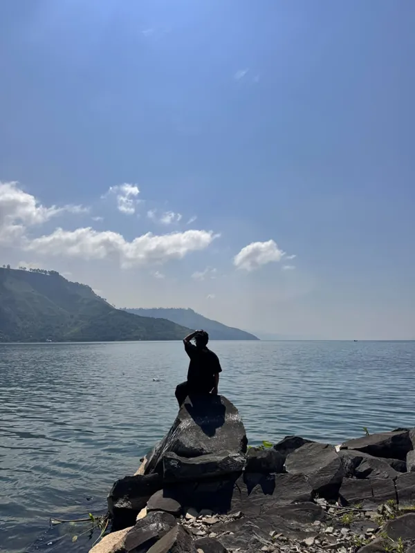 Menikmati suasana tepi danau — dokumentasi Wijaya Rent Car