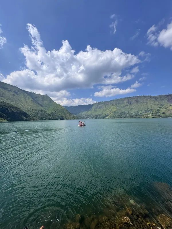 Panorama danau dalam perjalanan wisata — dokumentasi Wijaya Rent Car