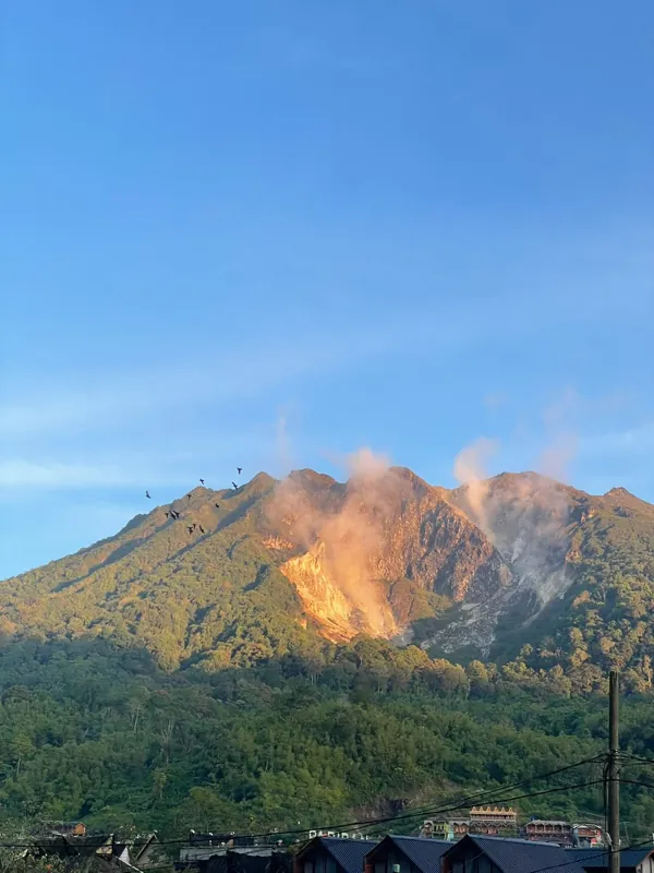 Pemandangan pegunungan selama perjalanan — dokumentasi Wijaya Rent Car